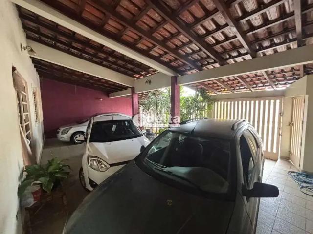 Casa / Sobrado para Venda em Uberlândia/MG Santa Rosa 5 Quartos