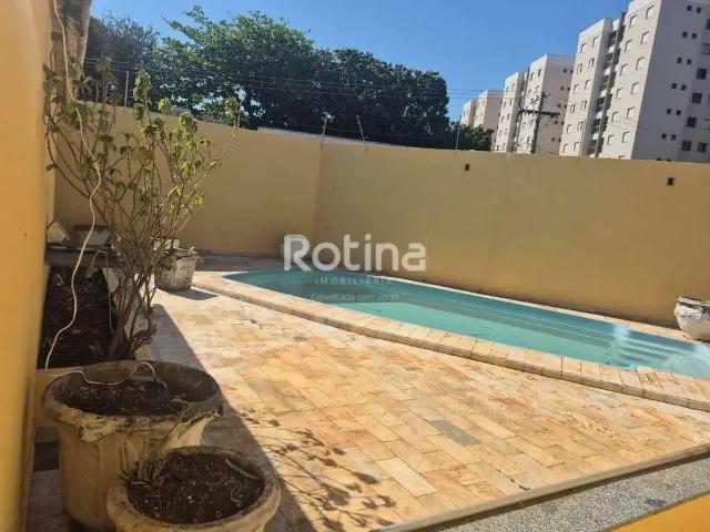 Casa / Sobrado para Venda em Uberlândia/MG Presidente Roosevelt 4 Quartos