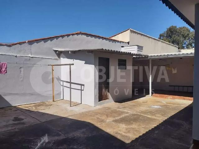 Casa / Sobrado para Venda em Uberlândia/MG Presidente Roosevelt 6 Quartos
