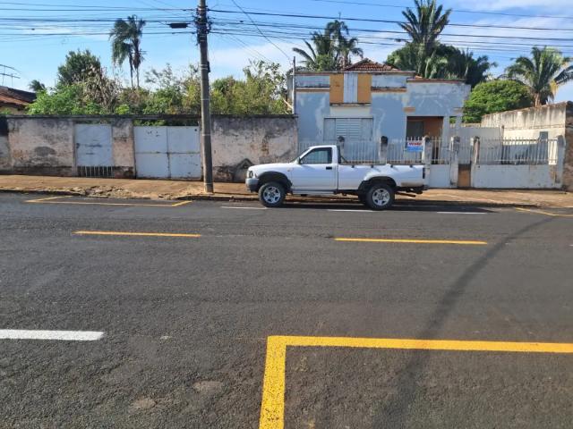 Casa / Sobrado para Venda em Araguari/MG Centro 4 Quartos