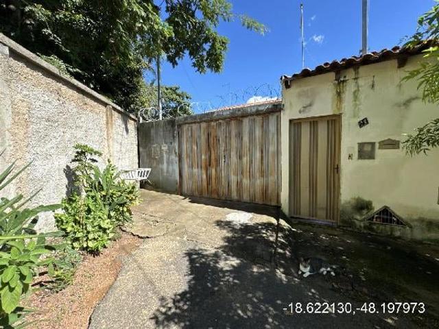 Casa / Sobrado para Venda em Araguari/MG Santiago 2 Quartos