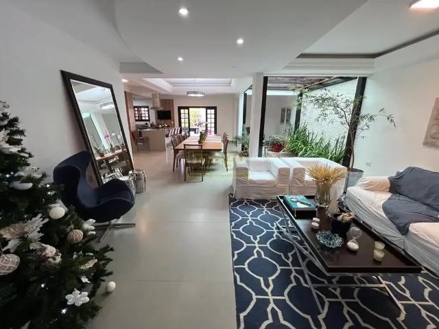 Casa / Sobrado para Venda em Balneário Camboriú/SC Ariribá 3 Quartos