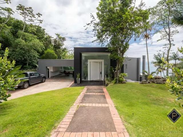Casa / Sobrado para Venda em Balneário Camboriú/SC Praia das Taquaras 4 Quartos