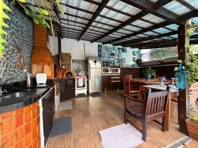 Casa / Sobrado para Venda em Balneário Camboriú/SC Praia dos Amores 3 Quartos