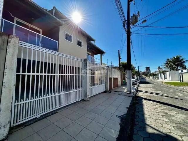 Casa / Sobrado para Venda em Balneário Piçarras/SC Centro 6 Quartos