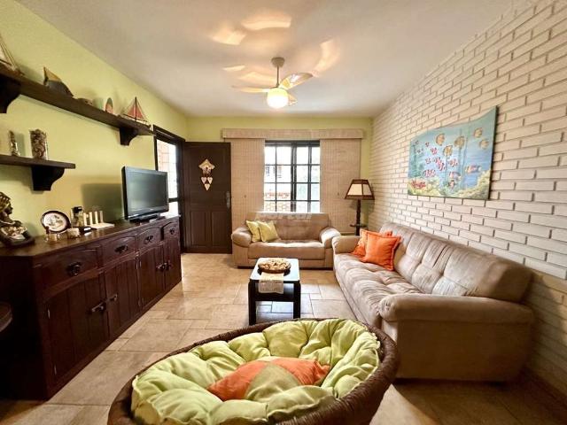 Casa / Sobrado para Venda em Balneário Piçarras/SC Itacolomi 6 Quartos
