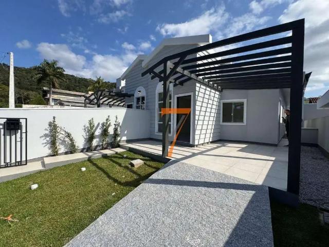 Casa / Sobrado para Venda em Biguaçu/SC Fundos 3 Quartos