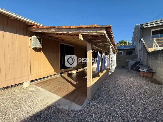 Casa / Sobrado para Venda em Biguaçu/SC Fundos 3 Quartos
