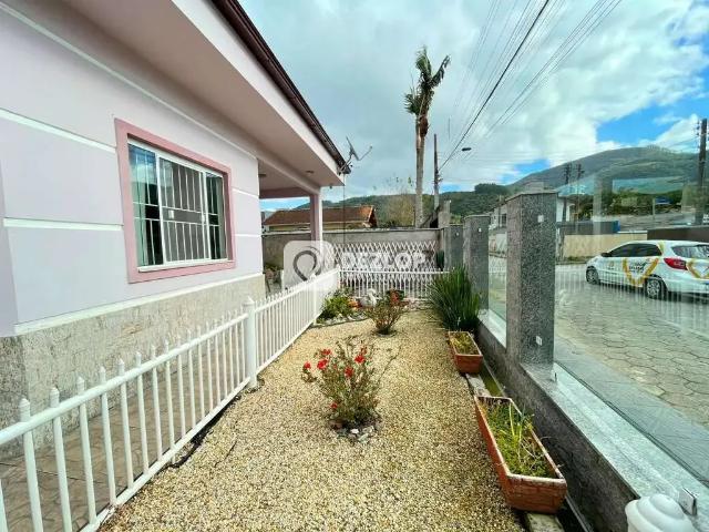 Casa / Sobrado para Venda em Biguaçu/SC Fundos 3 Quartos