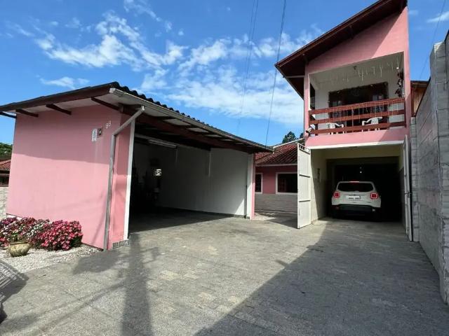 Casa / Sobrado para Venda em Biguaçu/SC Fundos 3 Quartos