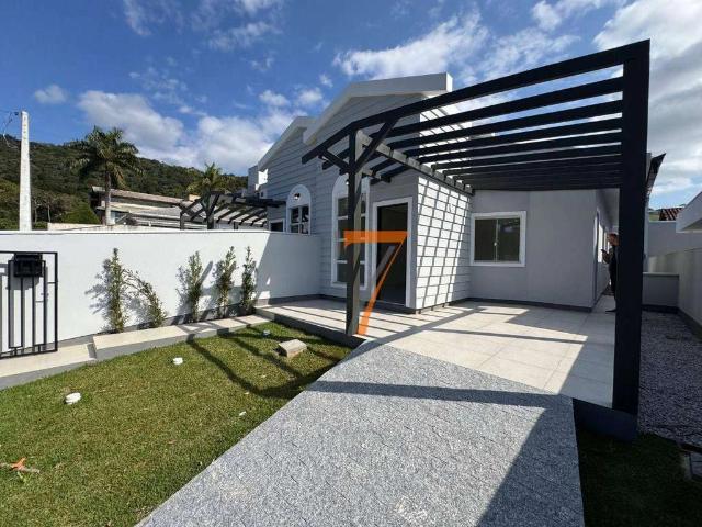 Casa / Sobrado para Venda em Biguaçu/SC Fundos 3 Quartos