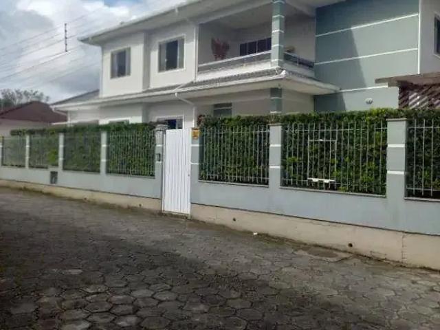 Casa / Sobrado para Venda em Biguaçu/SC Fundos 4 Quartos