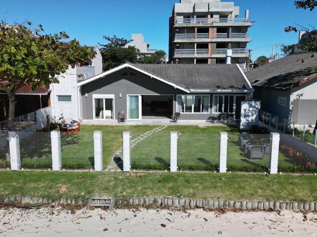 Casa / Sobrado para Venda em Bombinhas/SC Canto Grande 4 Quartos