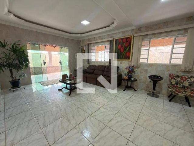 Casa / Sobrado para Venda em Brasília/DF Taguatinga 6 Quartos