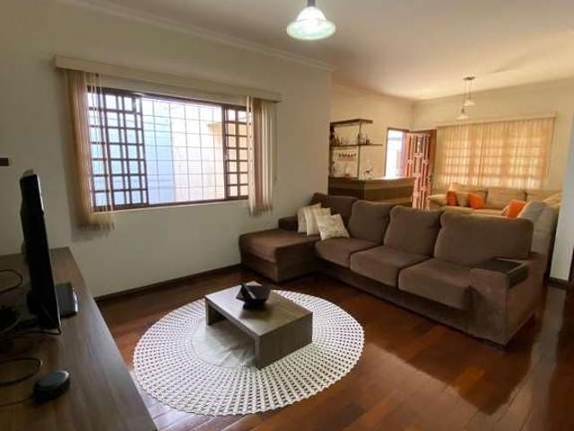 Casa / Sobrado para Venda em Campo Mourão/PR Centro 5 Quartos