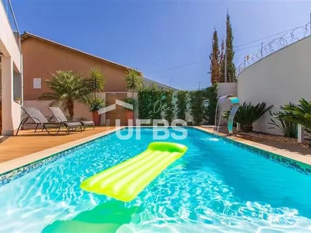 Casa / Sobrado para Venda em Caldas Novas/GO Bandeirante 4 Quartos