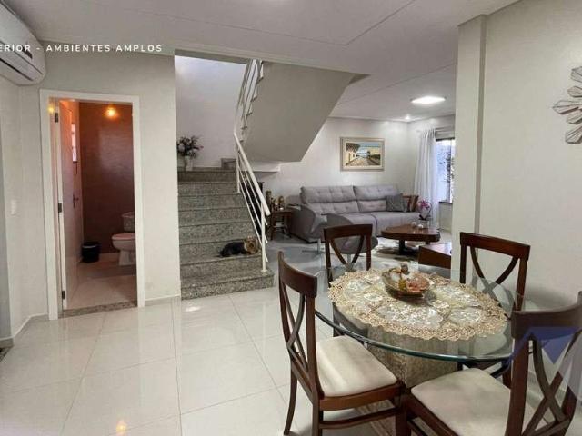 Casa / Sobrado para Venda em Cascavel/PR Região do Lago 2 3 Quartos