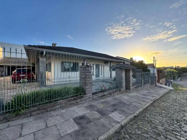 Casa / Sobrado para Venda em Caxias do Sul/RS Nossa Senhora da Saúde 4 Quartos