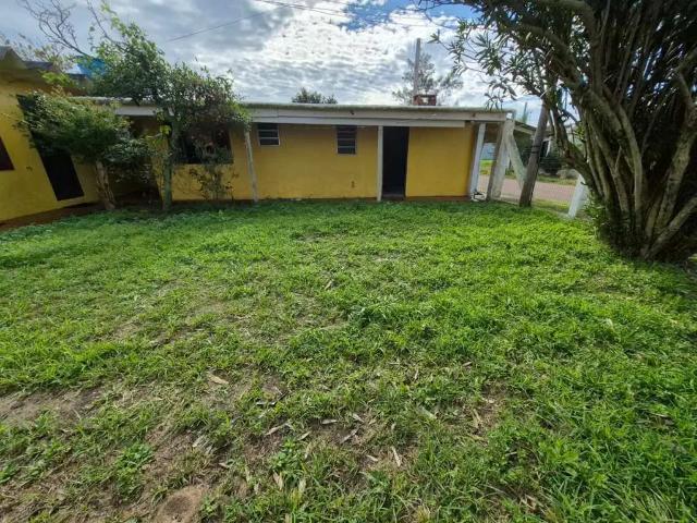 Casa / Sobrado para Venda em Cidreira/RS Centro 4 Quartos