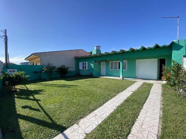 Casa / Sobrado para Venda em Cidreira/RS Centro 4 Quartos