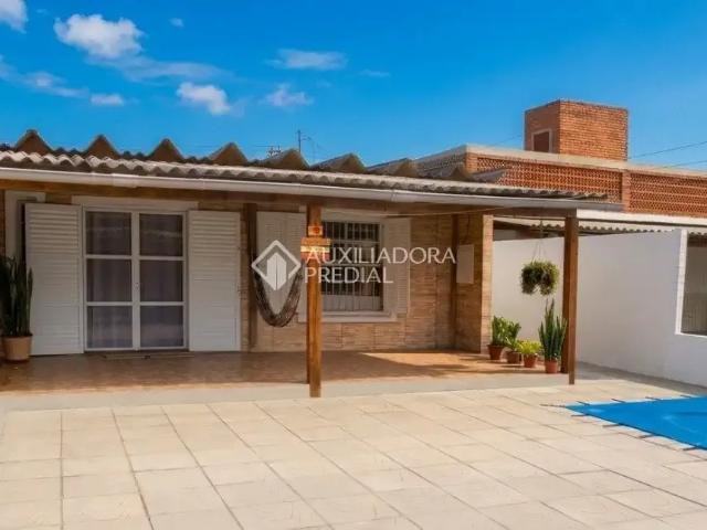 Casa / Sobrado para Venda em Cidreira/RS Centro 3 Quartos