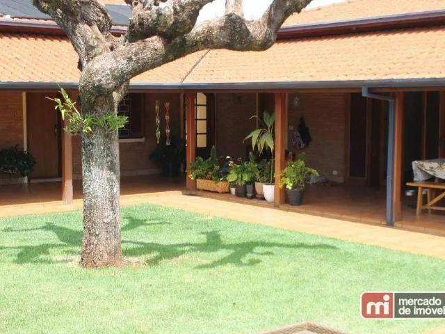 Casa / Sobrado para Venda em Cravinhos/SP Centro 4 Quartos