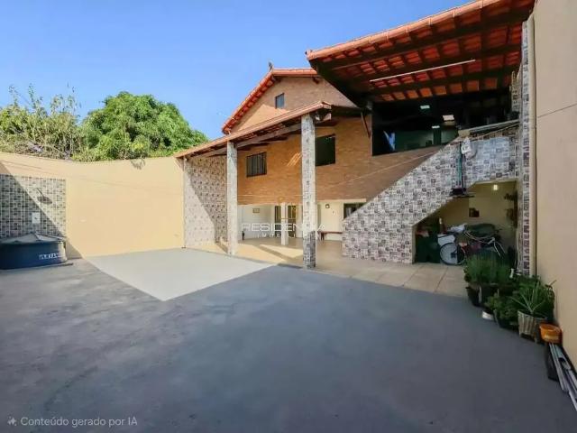 Casa / Sobrado para Venda em Divinópolis/MG Davanuze 5 Quartos