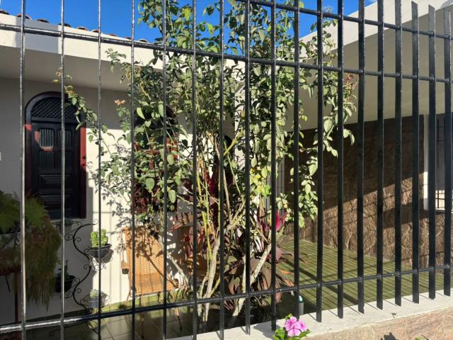 Casa / Sobrado para Venda em Feira de Santana/BA Ponto Central 3 Quartos