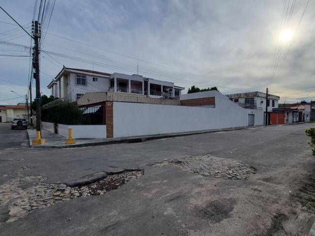 Casa / Sobrado para Venda em Fortaleza/CE Carlito Pamplona 5 Quartos