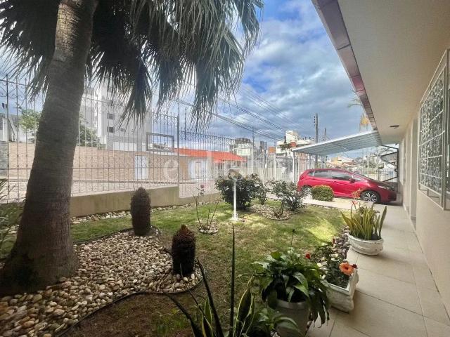 Casa / Sobrado para Venda em Florianópolis/SC Coqueiros 4 Quartos