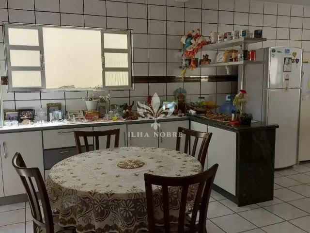Casa / Sobrado para Venda em Florianópolis/SC Coqueiros 4 Quartos