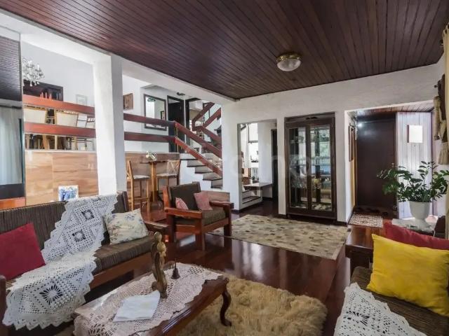 Casa / Sobrado para Venda em Florianópolis/SC Abraão 4 Quartos