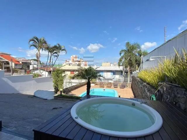 Casa / Sobrado para Venda em Florianópolis/SC Abraão 5 Quartos