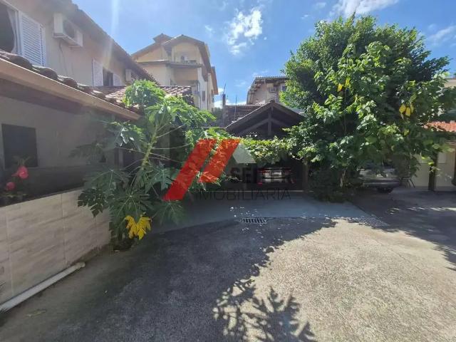 Casa / Sobrado para Venda em Florianópolis/SC Trindade 33 Quartos