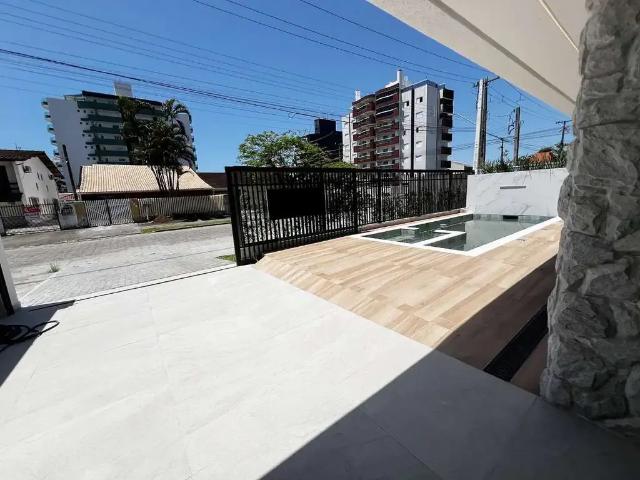Casa / Sobrado para Venda em Guaratuba/PR Centro 4 Quartos