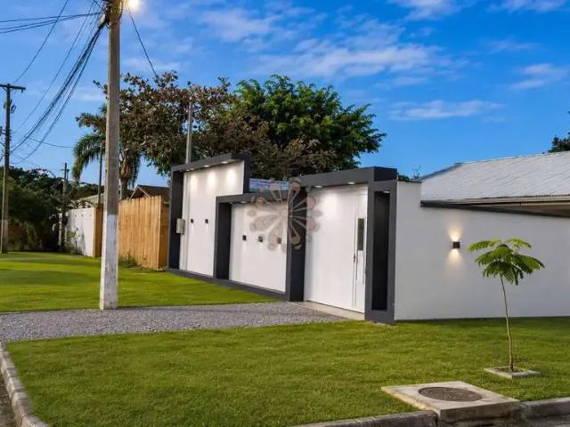 Casa / Sobrado para Venda em Guaratuba/PR Estoril 3 Quartos