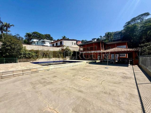 Casa / Sobrado para Venda em Guarujá/SP Enseada 4 Quartos