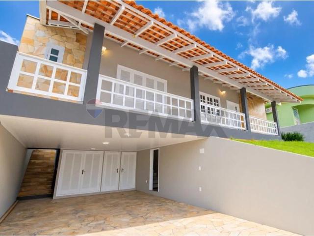 Casa / Sobrado para Venda em Indaial/SC Estados 4 Quartos