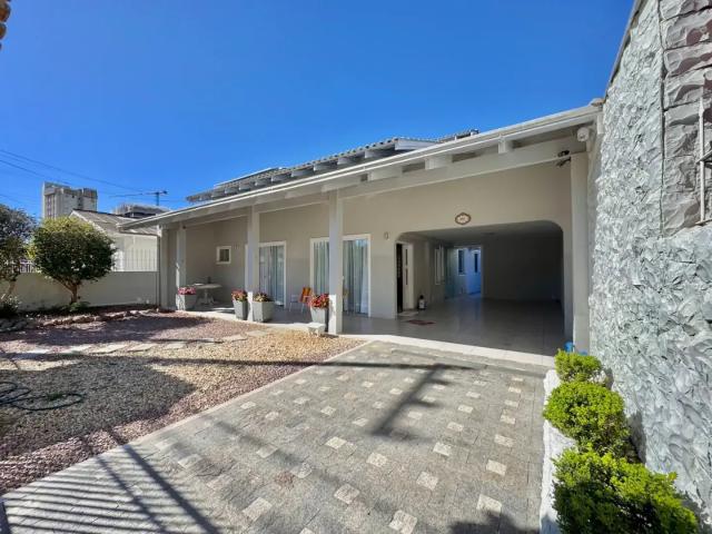 Casa / Sobrado para Locação em Itajaí/SC Fazenda 4 Quartos