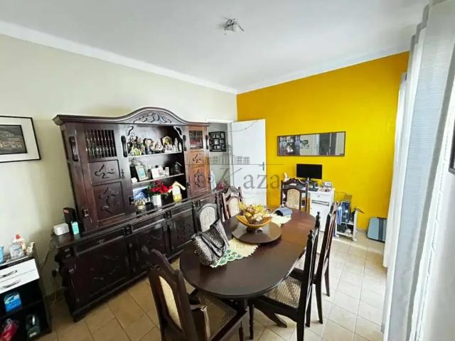 Casa / Sobrado para Venda em Jacareí/SP Centro 3 Quartos