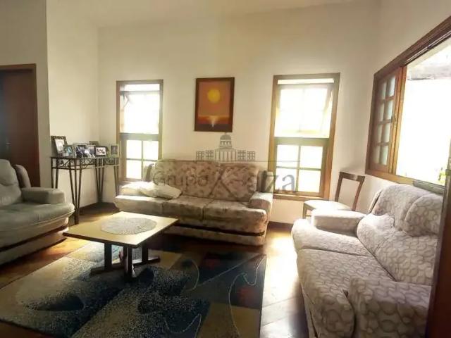 Casa / Sobrado para Venda em Jacareí/SP Centro 4 Quartos