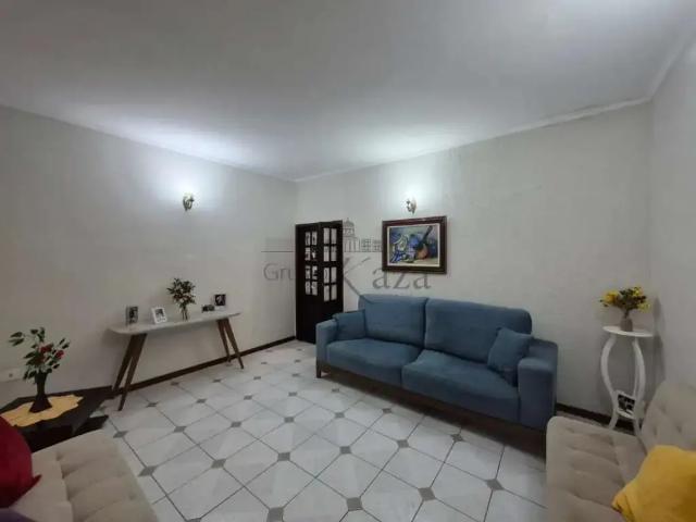 Casa / Sobrado para Venda em Jacareí/SP Centro 4 Quartos