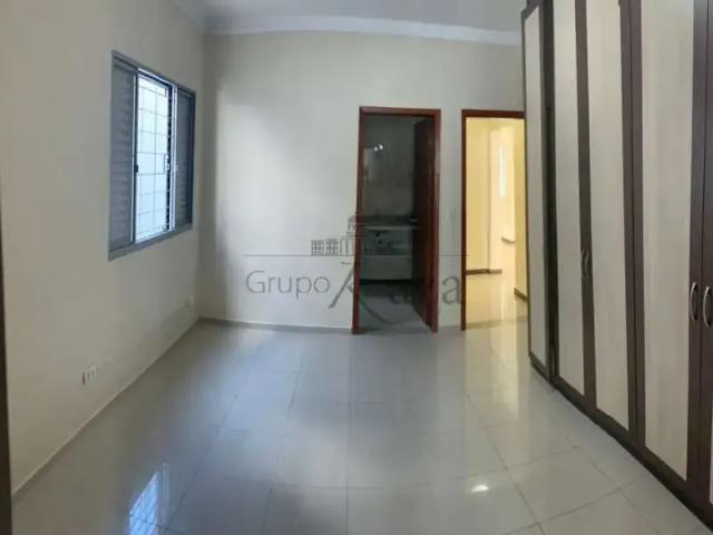 Casa / Sobrado para Venda em Jacareí/SP Jardim América 4 Quartos