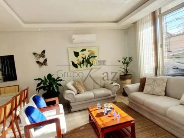 Casa / Sobrado para Venda em Jacareí/SP Jardim Siesta 3 Quartos