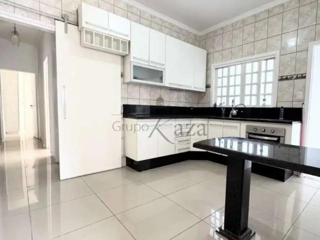 Casa / Sobrado para Venda em Jacareí/SP Loteamento Villa Branca 3 Quartos