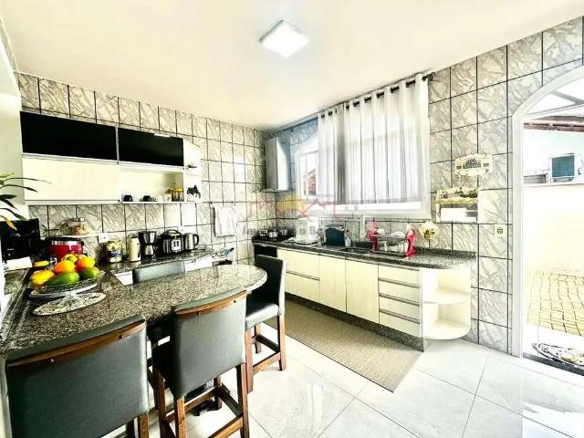 Casa / Sobrado para Venda em Joinville/SC Fátima 5 Quartos