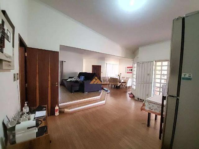 Casa / Sobrado para Venda em Miguelópolis/SP Centro 4 Quartos
