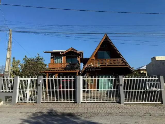Casa / Sobrado para Venda em Navegantes/SC Meia Praia 4 Quartos