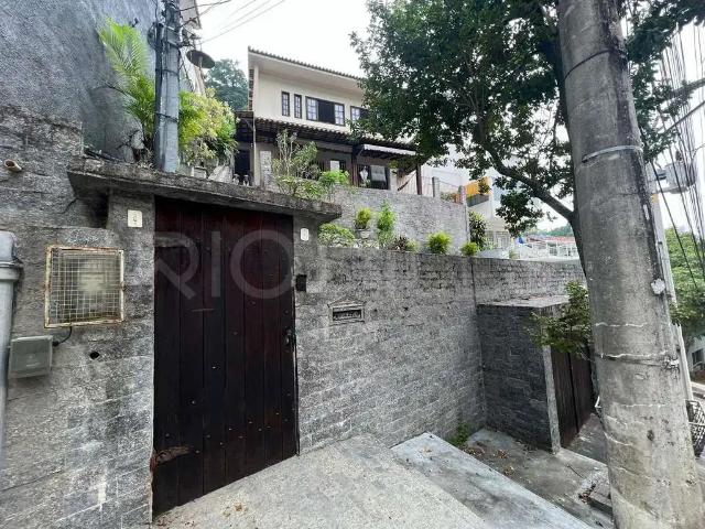 Casa / Sobrado para Venda em Niterói/RJ Pe Pequeno 4 Quartos