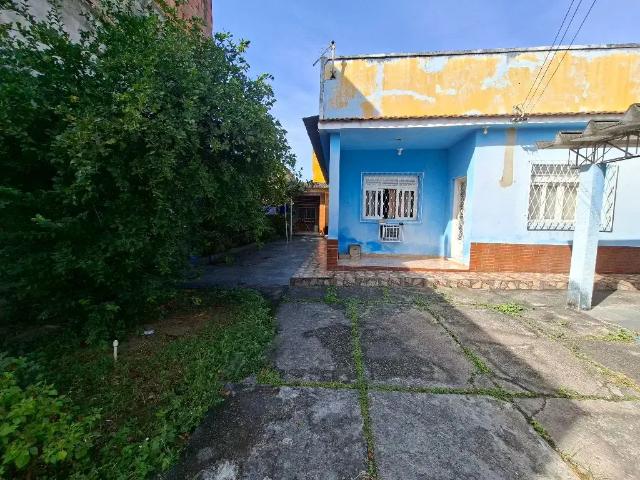 Casa / Sobrado para Venda em Nova Iguaçu/RJ Moqueta 4 Quartos